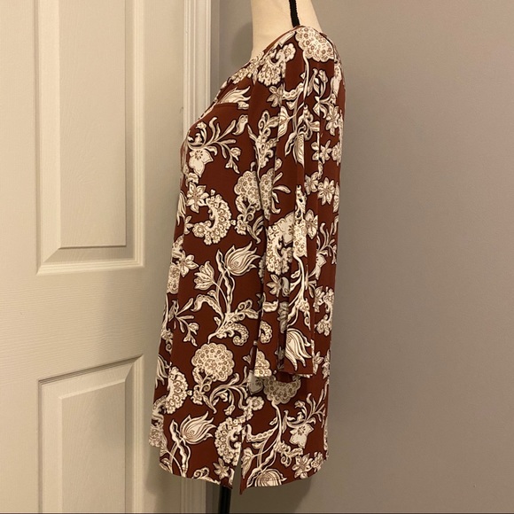 CHICO’S Twist Front Keyhole Scrolls 3/4 Sleeve Top - Picture 5 of 9